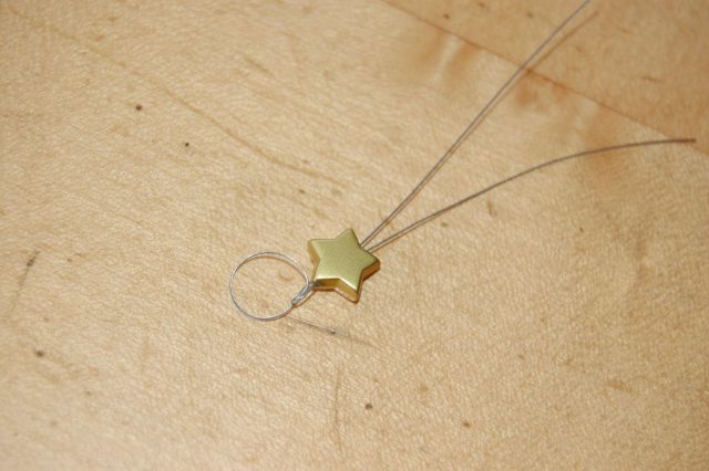 Basteln: Anhänger aus Papageien- und Sittichfedern zum Selbermachen